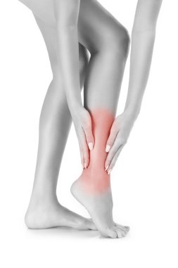 Kadın ayak bileği ağrısı çekiyor.