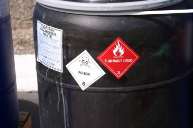 Zararlı atıklarla dolu siyah plastik varil.