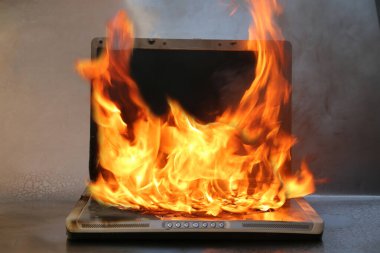 Laptop Hasarı. Laptop alev aldı. Bilgisayar Tamiri. Yanan Ateş dizüstü bilgisayarı.