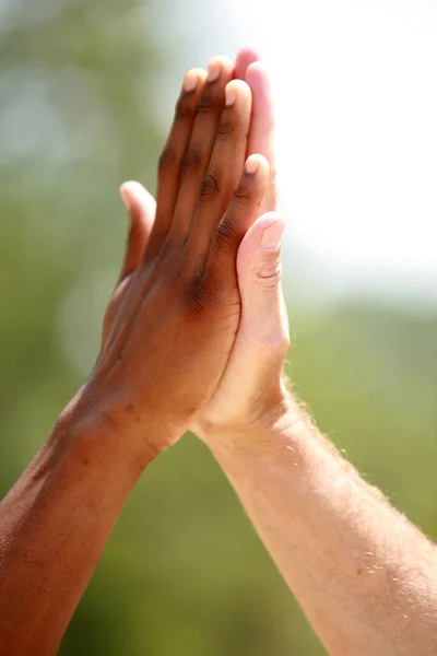 Afrikanische Und Europäisch Amerikanische Männer Klatschen Draußen Eine High Five — Stockfoto