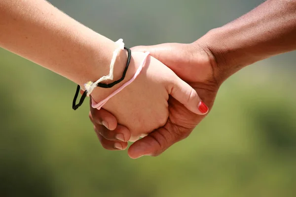 White Girl Black Boy Hold Hands — Foto Stock