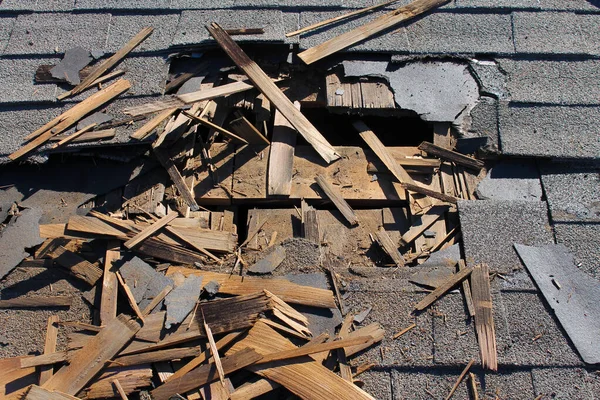 Dachbaustelle Entfernung Des Alten Daches Ersatz Durch Neue Schindeln Ausstattung — Stockfoto