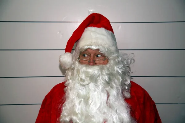 Santa Claus Mugshot Santa Tiene Letrero Blanco Blanco Mientras Sacan —  Fotos de Stock