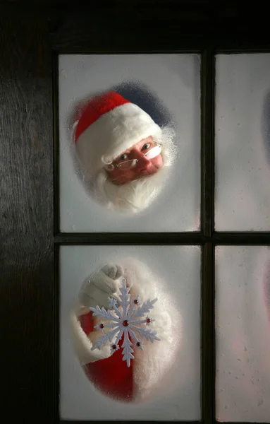 산타클로스는 크리스마스 이브인 눈송이를 날씨를 확인하기 북극점에 작업실 창문을 안개를 — 스톡 사진