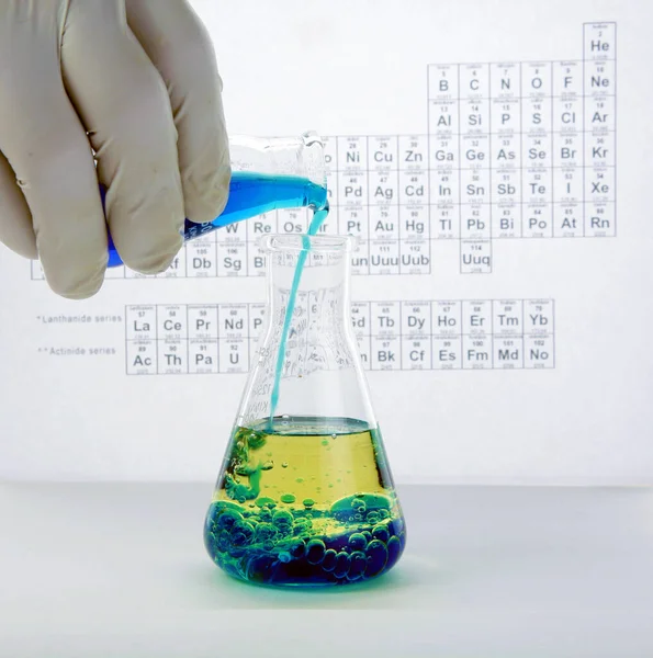 Bir Kimyager Araştırmacı Erlenmeyer Şişesine Kimyasal Maddeler Ekliyor Şiddetli Kimyasal — Stok fotoğraf