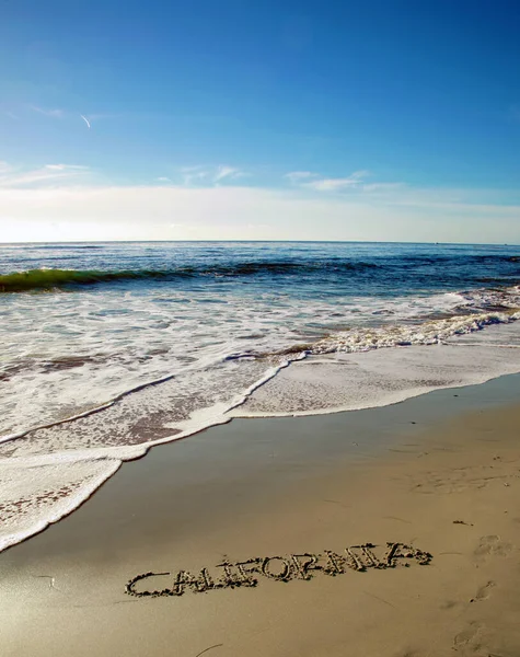 Λέξη Καλιφόρνια Γραμμένο Στην Υγρή Άμμο Στην Παγκοσμίου Φήμης Παραλία — Φωτογραφία Αρχείου