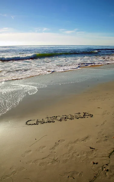 Λέξη Καλιφόρνια Γραμμένο Στην Υγρή Άμμο Στην Παγκοσμίου Φήμης Παραλία — Φωτογραφία Αρχείου