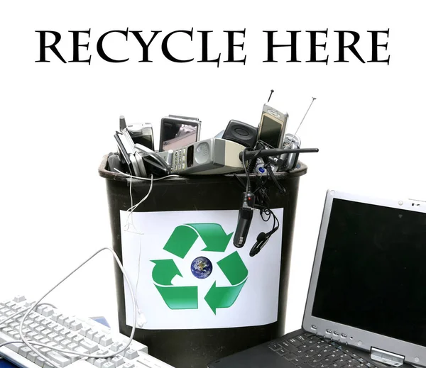 Pojemnik Śmieci Wypełniony Starymi Odpadami Recyklingu Przestarzałych Komputerów Telefonów Komórkowych — Zdjęcie stockowe