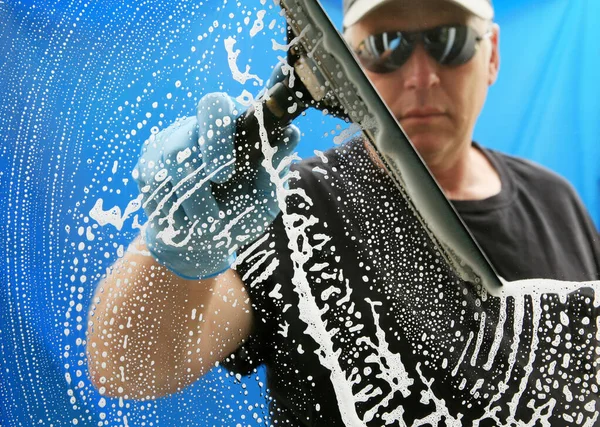 Ein Mann Wäscht Fenster Mit Einem Squeegee Und Seifenwasser Ein — Stockfoto