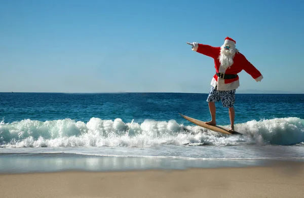 Santa Claus Surfing Ocean Santa Claus Surfs Waves While Vacation — Stock Photo, Image
