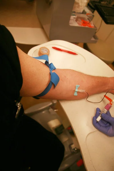 Phlebotomist Tar Blod Från Patientarm För Laboratorietest Blodprov — Stockfoto