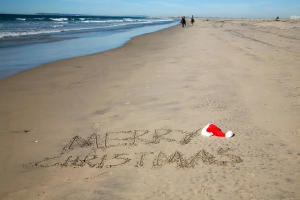 沙滩上的圣诞话语 海滩沙滩上写着 圣诞快乐 太平洋海浪和蓝色的海水和蓝天为背景 圣诞节在海滩 拉古纳海滩 — 图库照片