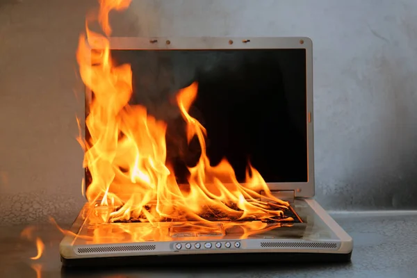 Poškození Notebooku Notebook Plamenech Počítačová Oprava Hořící Požární Notebook — Stock fotografie
