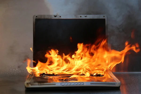 Laptop Beschädigt Laptop Flammen Und Flammen Computer Reparieren Flammender Feuer — Stockfoto