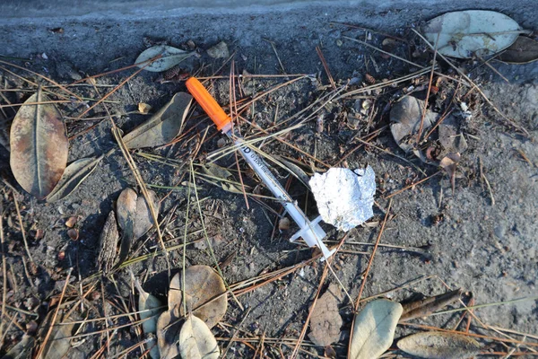 歩道や主要都市や町の汚れた溝に捨てられた低気圧針 麻薬乱用はヘロインで多くの州では制御不能です — ストック写真