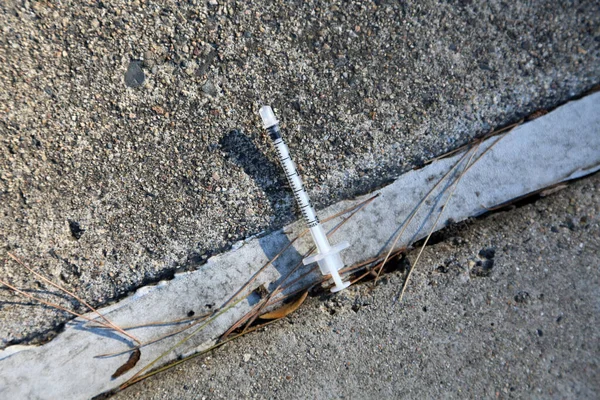 歩道や主要都市や町の汚れた溝に捨てられた低気圧針 麻薬乱用はヘロインで多くの州では制御不能です — ストック写真
