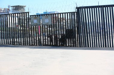 San Yasidro, California - 11 / 26-2018: Güney Amerika 'dan gelen göçmen kervanı, ABD' nin pansiyoner çitlerinin güney tarafındaki çitlere saldırmaya çalışıyor,