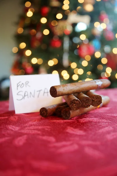 Purolar Elle Sarılmış Puro Noel Baba Hediye Tatil Hediyeleri Tütün — Stok fotoğraf