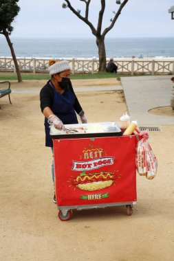 14 Mayıs 2021 Santa Monica California, ABD: Hot Dog Push Cart. Santa Monica California 'da kızarmış sosisli ve soğanlı sandviç satan bir sokak satıcısı. Düzenleyici Kullanımı.
