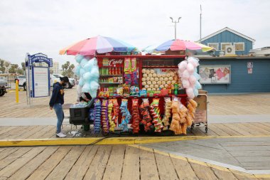 14 Mayıs 2021 Santa Monica California, ABD: Push-cart ile sokak satıcıları Santa Monica Rıhtımı ve şehir merkezi civarında alışveriş yaparken turistlere çeşitli ürünler satmaktadır. Düzenleyici Kullanımı.