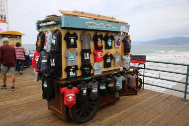 14 Mayıs 2021 Santa Monica California, ABD: Push-cart ile sokak satıcıları Santa Monica Rıhtımı ve şehir merkezi civarında alışveriş yaparken turistlere çeşitli ürünler satmaktadır. Düzenleyici Kullanımı.