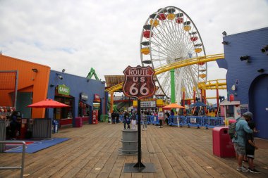 14 Mayıs 2021 Santa Monica California, ABD: Santa Monica İskelesinde Karnaval Gezileri. İnsanlar Kaliforniya 'daki Santa Monica İskelesi' nin sonunda eğlenceli gezintileri severler. Düzenleyici Kullanımı.