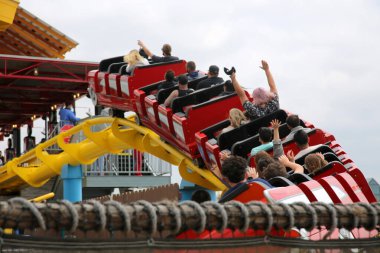 14 Mayıs 2021 Santa Monica California, ABD: Santa Monica İskelesinde Karnaval Gezileri. İnsanlar Kaliforniya 'daki Santa Monica İskelesi' nin sonunda eğlenceli gezintileri severler. Düzenleyici Kullanımı.