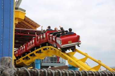 14 Mayıs 2021 Santa Monica California, ABD: Santa Monica İskelesinde Karnaval Gezileri. İnsanlar Kaliforniya 'daki Santa Monica İskelesi' nin sonunda eğlenceli gezintileri severler. Düzenleyici Kullanımı.