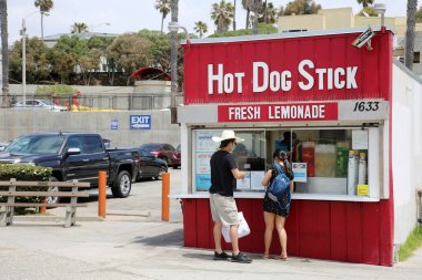 14 Mayıs 2021 Santa Monica California, ABD: Hot Dog on a Stick. Santa Monica California 'da Hot Dog Stick Ücretsiz Ayakta Resturant. Düzenleyici Kullanımı.