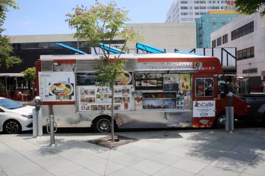 14 Mayıs 2021 Santa Monica California, ABD: Yemek kamyonları. Santa Monica California caddesinde park etmiş yemek kamyonları. Düzenleyici Kullanımı.