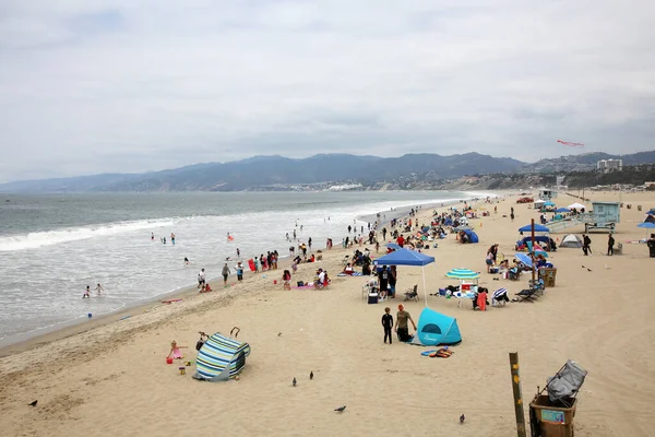 2021年5月14日サンタモニカカリフォルニア州 サンタモニカカリフォルニアビーチ 人々はサンタモニカカリフォルニアのビーチで一日を楽しんでいます 編集の使用 — ストック写真