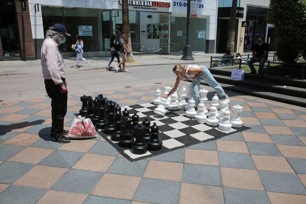 2021年5月14日美国加州圣莫尼卡 人们在户外玩一个巨大的国际象棋棋盘 国际象棋享誉全球 — 图库照片