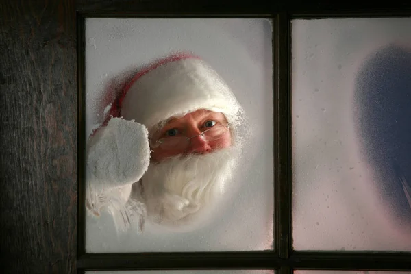 Jultomten Torkar Bort Frosten Från Fönstret För Att Julafton Jultomten — Stockfoto
