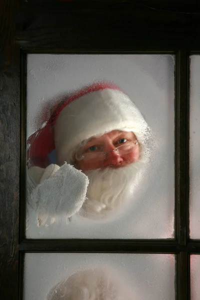Père Noël Essuie Givre Fenêtre Pour Voir Dehors Veille Noël — Photo