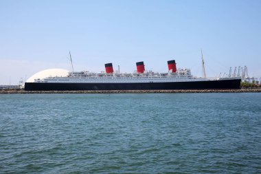 19 Mayıs 2021. Long Beach California: Kraliçe Mary, Long Beach California Limanı 'na kenetlenmiş durumda. Turist ve insanlar Long Beach 'i ziyaret ederken Queen Mary' de bir günün tadını çıkarabilirler.. 