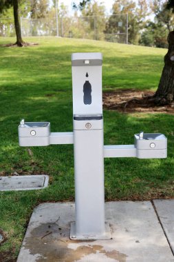 24 Mayıs 2021 Irivine California, ABD: Bir su şişesini doldurabilme yeteneğine sahip halka açık içme çeşmesi. Su, herkes için içmenin ve kullanmanın önemli bir parçasıdır..  