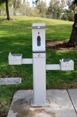 24 Mayıs 2021 Irivine California, ABD: Bir su şişesini doldurabilme yeteneğine sahip halka açık içme çeşmesi. Su, herkes için içmenin ve kullanmanın önemli bir parçasıdır..  