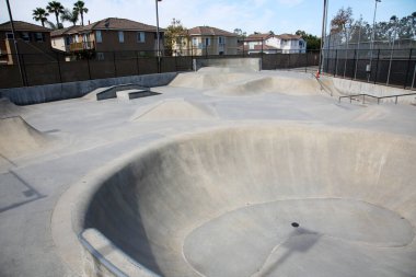 California 'da rampaları ve boruları olan boş beton kaykay parkı manzarası. Kaykay parkları çocukların paten ve kaykay çalışmaları için harika bir yer. Her yaş için eğlencelidir. Kaykay Parkı Eğlencesi.