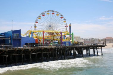 24 Mayıs 2021 Santa Monica, Kaliforniya: Dönme dolaplı Santa Monica İskelesi manzarası ve Pasifik Okyanusu üzerindeki tema parkı. 
