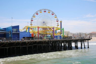 24 Mayıs 2021 Santa Monica, Kaliforniya: Dönme dolaplı Santa Monica İskelesi manzarası ve Pasifik Okyanusu üzerindeki tema parkı. 