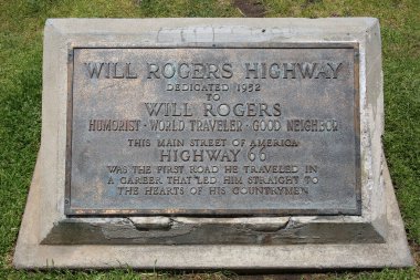 23 Mayıs 2021 Santa Monica California: 1952 'de Will Rogers Otoyolu' na adanmış bir pirinç plaka. Will Rogers ünlü bir insan ve herkesin arkadaşıydı.. 