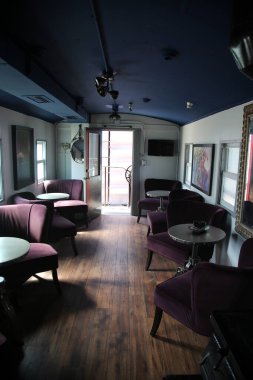 26 Mayıs 2021 San Juan Capastrano, Kaliforniya: 1800 'lerin seyahat lüksünü gösteren antika bir tren vagonunun içinde. 