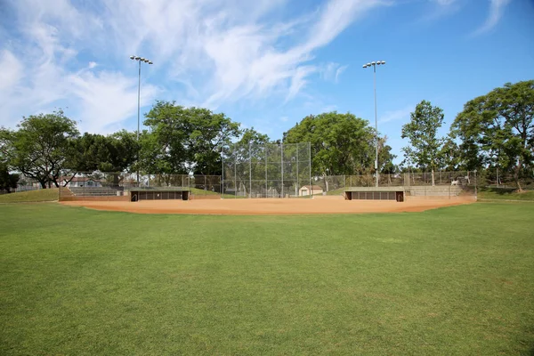 野球場 空の野球場は清潔で次のビッグゲームの準備ができています 野球はアメリカで一番のスポーツだ 何百万人ものファンによって演奏され 見られた 野球場 — ストック写真