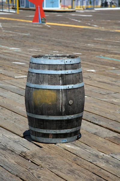 Rum Barrel 통나무 더러운 나무통이나 — 스톡 사진