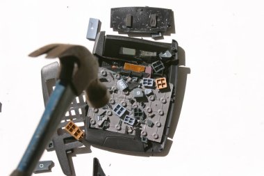 eski hesap makinesi çekiçle yok edildi 