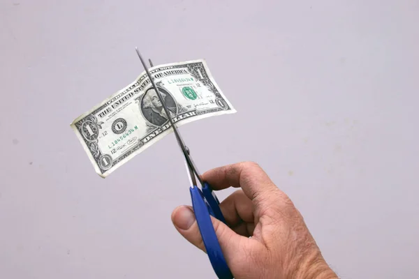 Mão Masculina Corte Nota Dólar Com Tesoura — Fotografia de Stock