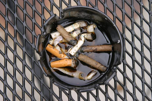 Cendrier Avec Cigarettes Brûlées — Photo