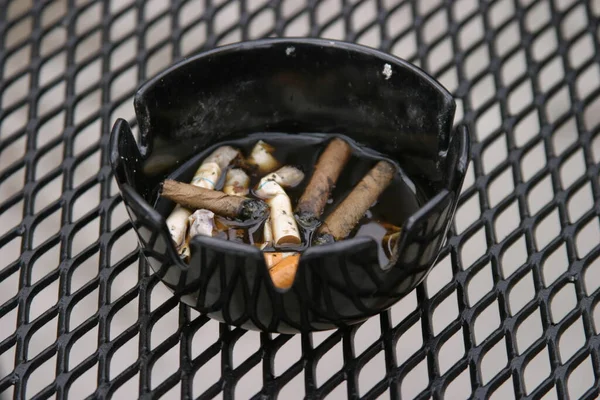 Cenicero Con Cigarrillos Quemados —  Fotos de Stock