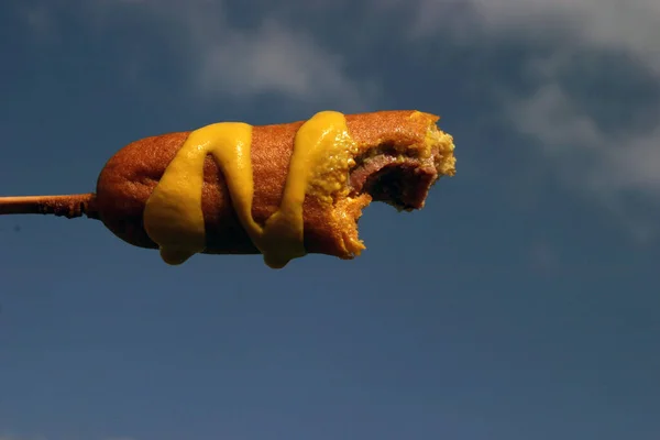 Close Van Een Hotdog Een Blauwe Lucht Achtergrond — Stockfoto