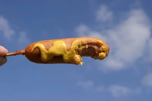 Gros Plan Hot Dog Sur Fond Ciel Bleu — Photo